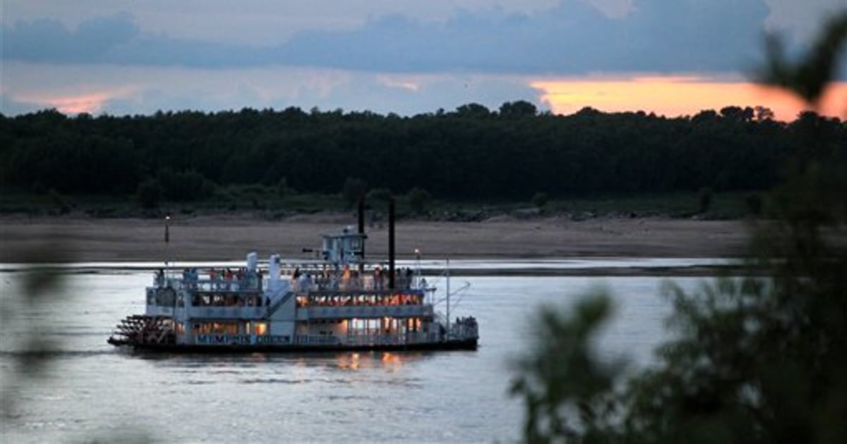 Mississippi River so low, cargo barges run aground